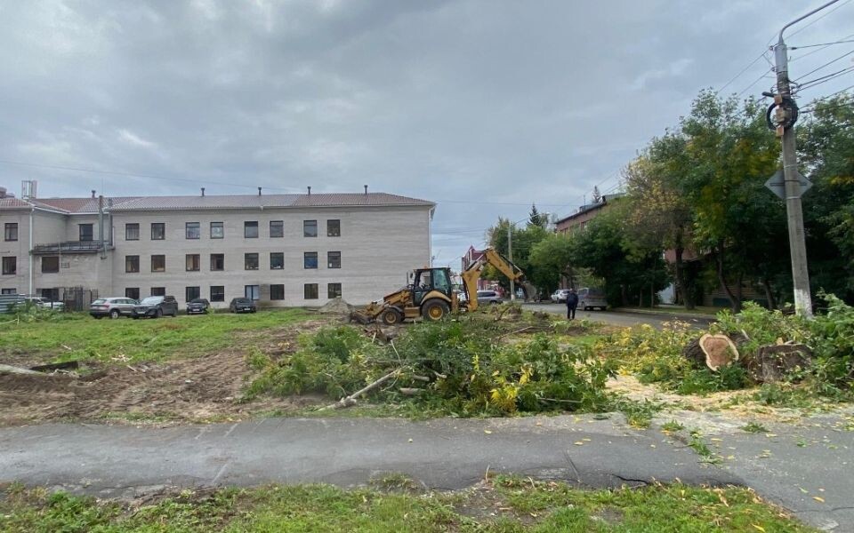    Расчистка территории сквера на пересечении улиц М. Горького и Пушина в Барнауле