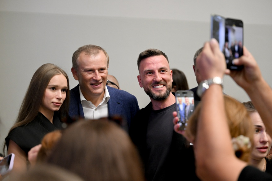 Дрозденко, после неких загадочных процедур, помолодел так, что сначала его не узнал даже Путин. фото https://lenobl.ru/ru/dlya-smi/photo/7585/