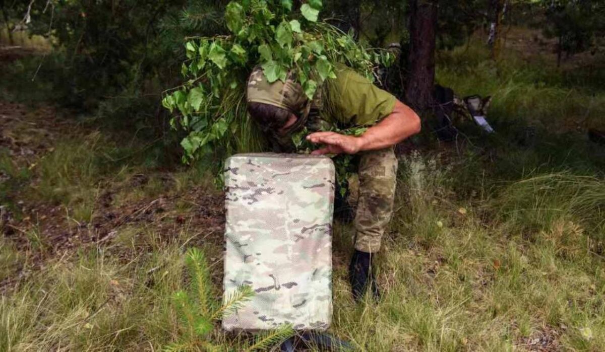     Украинский военный со Starlink. Источник: ria.ru Автор фото: Maxym Marusenko
