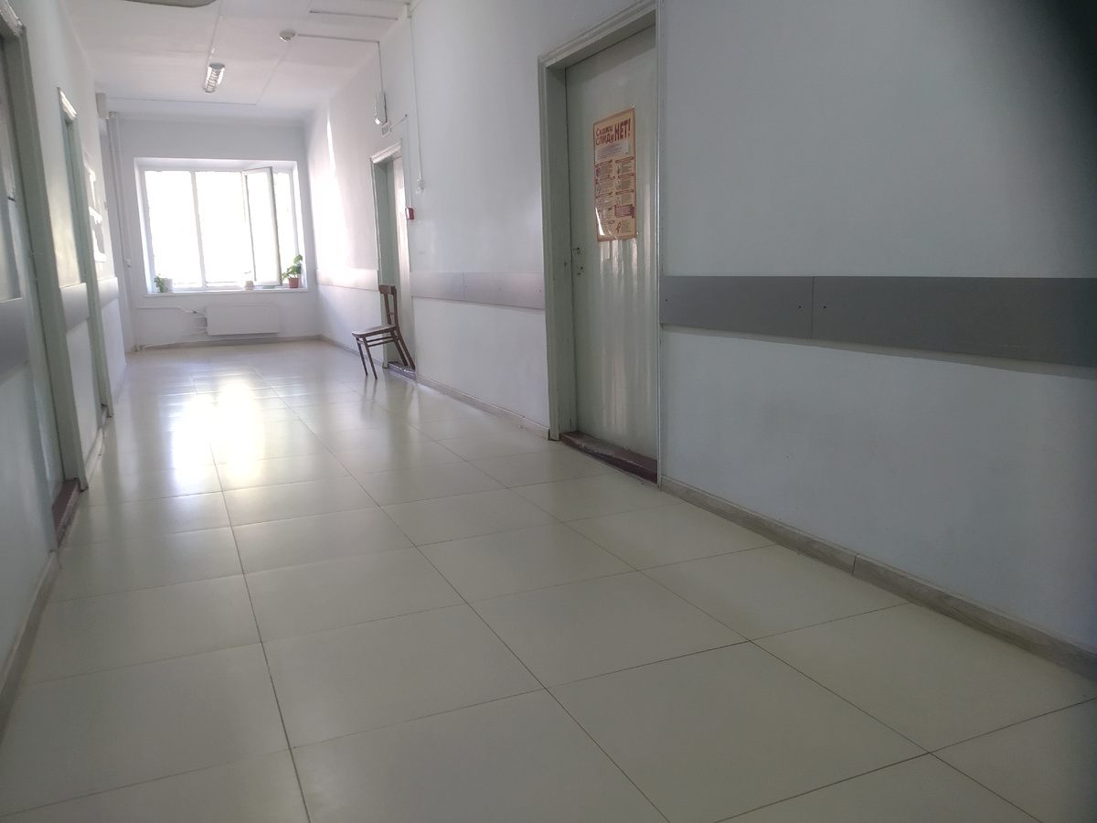 Коридор местной поликлиники .