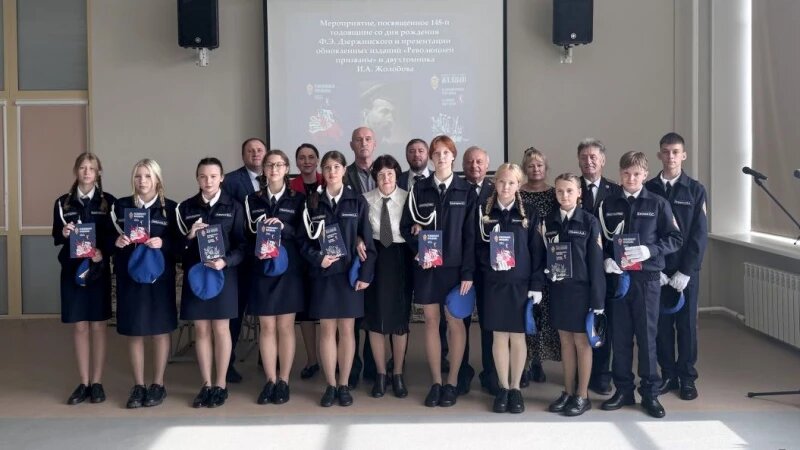     Презентация обновления изданий книг «Революцией призваны» и «За линией фронта — тоже война. На Немане ждут своих». Фото предоставлено пресс-службой Администрации Барнаула.