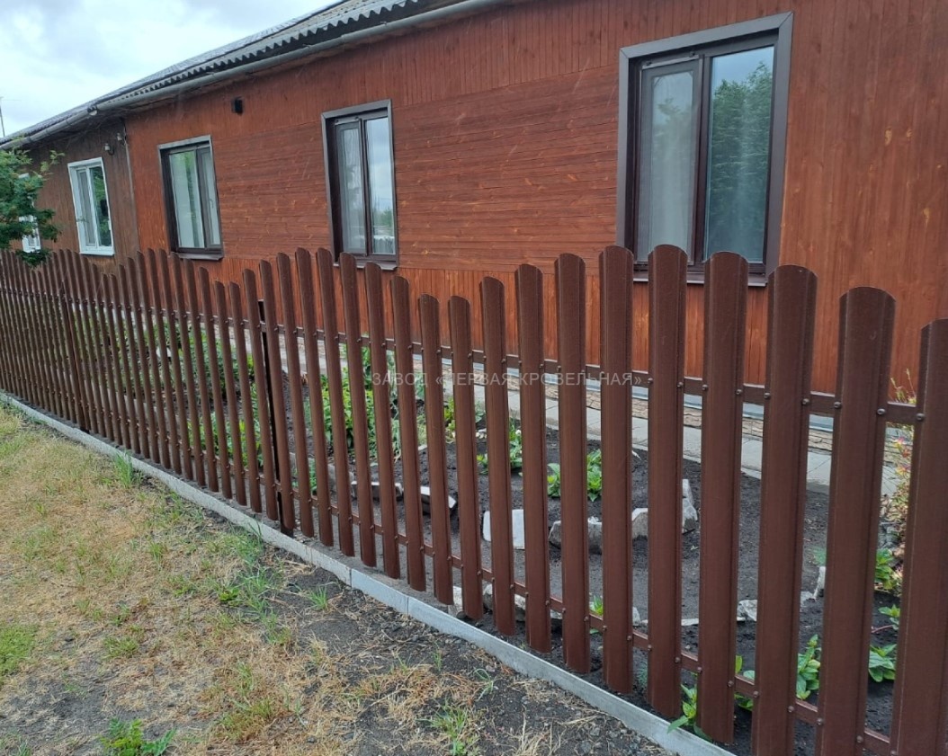 Штакетник металлический Версаль полукруглый, покрытие полиэстер
Цвет - шоколад, RAL 8017, двухсторонний