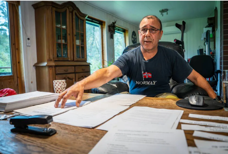 Foto: Geir Ingar Egeland / NRK. Готовится к битве в суде за свои интересы.
