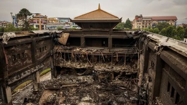 Демонстрации протеста с самого начала переросли в столкновения и беспорядки. Демонстранты сожгли, кроме прочего, здание парламента в КатмандуАвтор фото,Reuters