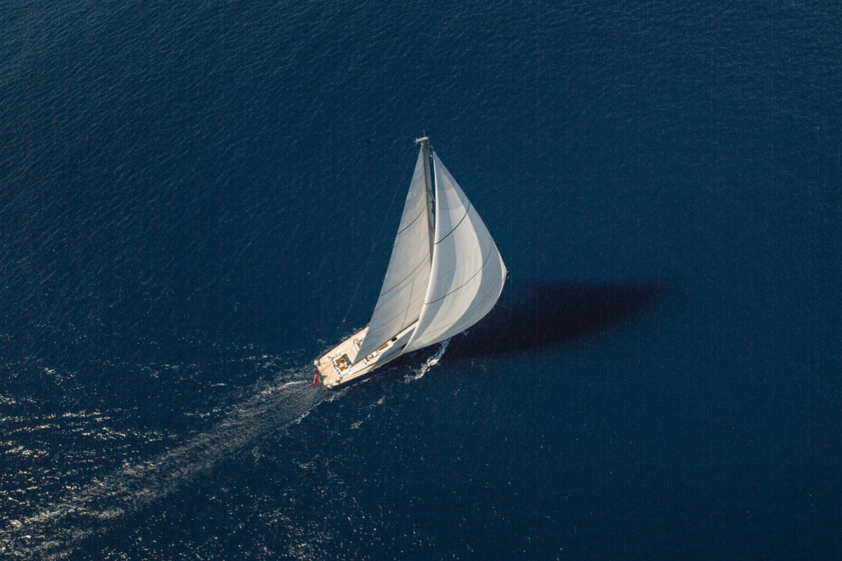 AlbHen / Shutterstock / FOTODOM📷«Показался парус» — синекдоха, в которой часть («парус») заменяет целое («лодка с парусами»)