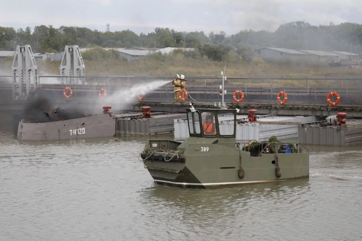    В Хабаровске военные навели понтонный ж/д мост и отбились от дронов «врага»