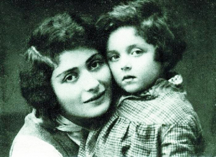 Советская Суламифь. Главным в салоне была спальня. Жена наркома Ежова дошла до отчаянного письма Сталину "Проверь всю меня..."