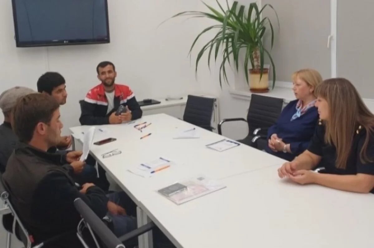    В Петербурге рейд на Витебском - задержаны мигранты без документов