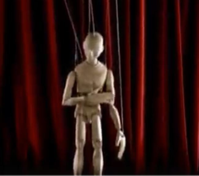 Такой милый человечек приветствует зрителей перед каждой историей