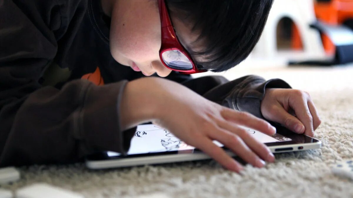 Ребенок сидит долго в гаджетах