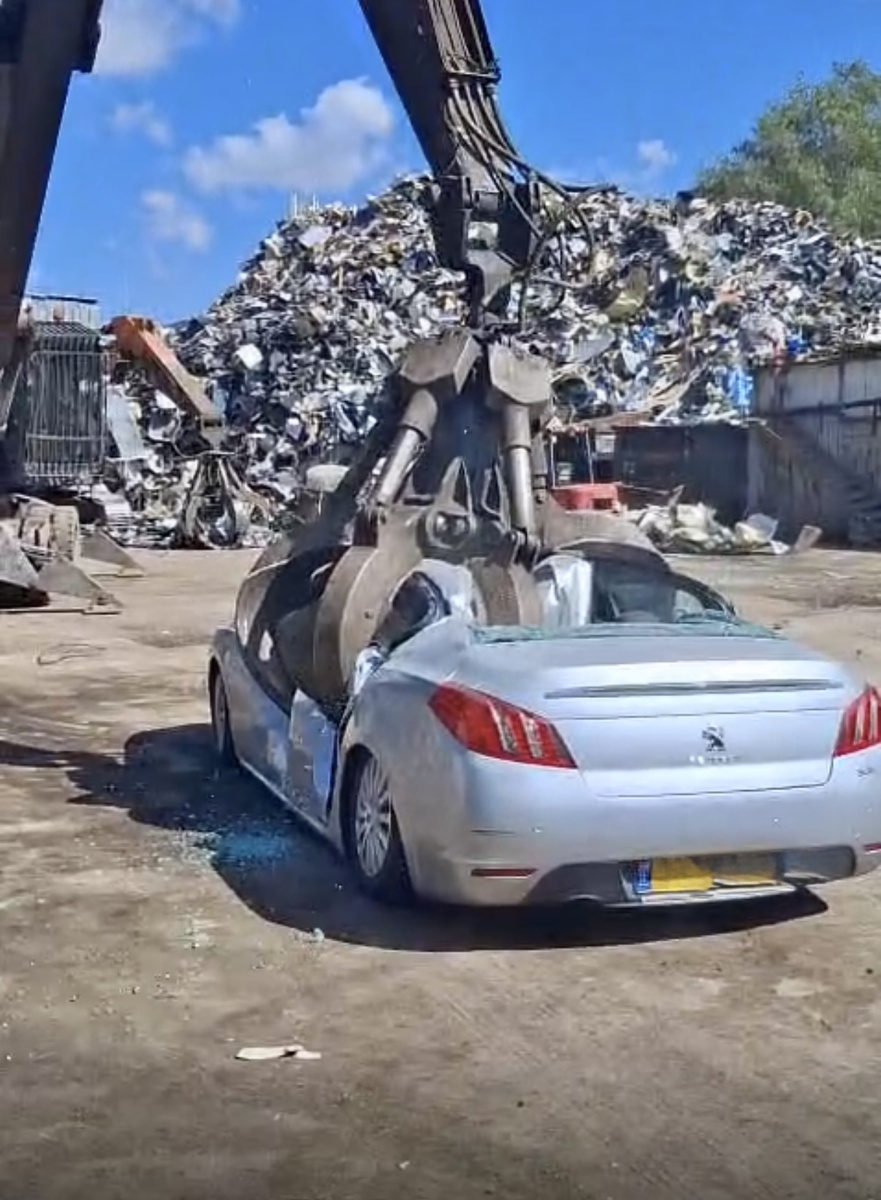 машина отправилась в последний путь (фото вырезала из видео с момента утилизации)