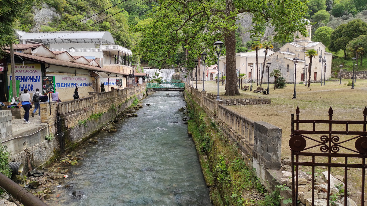Ручей в Новом Афоне. Фото: Кирилл Полиенко/Polienko: путешествуем вдвоём