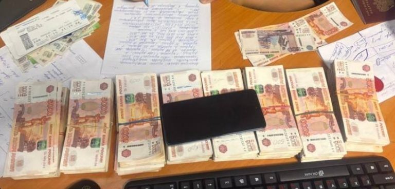    В Оренбурге задержали курьера мошенников с 7,7 млн рублей Оренбуржье