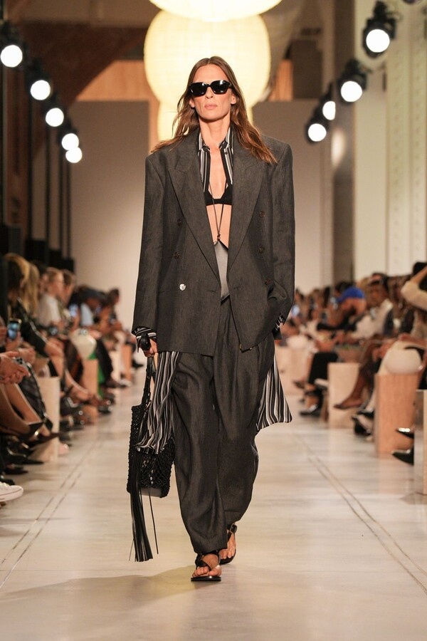 Michael Kors Весна-Лето 2026 на Неделе моды в Нью-Йорке SS26 (11 сентября 2025 г.).