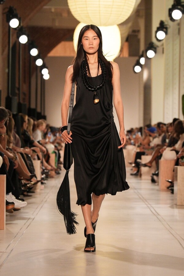 Michael Kors Весна-Лето 2026 на Неделе моды в Нью-Йорке SS26 (11 сентября 2025 г.).