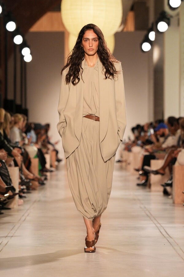 Michael Kors Весна-Лето 2026 на Неделе моды в Нью-Йорке SS26 (11 сентября 2025 г.).