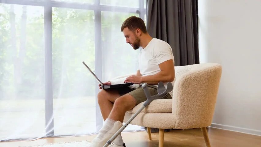 Неудобно, чешется, но без него — никак. Как гипс, известный с древних времён, стал главным спасителем сломанных костей и почему его до сих пор используют?