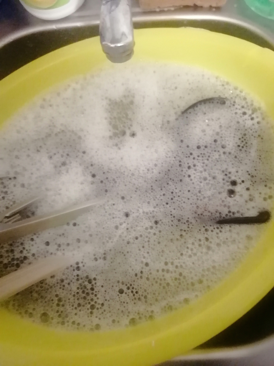 Мою посуду.