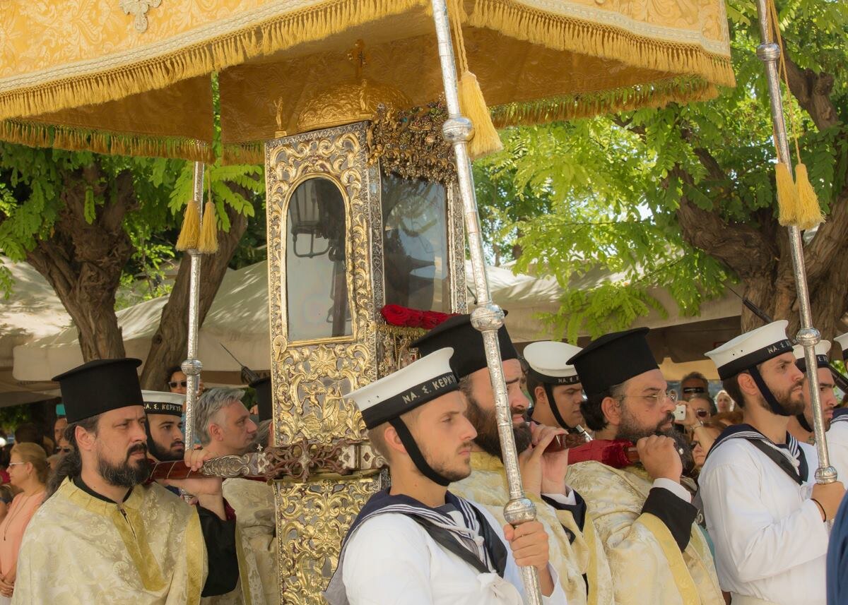 Крестный ход на Керкире 11 августа 2016 года. Можно листать