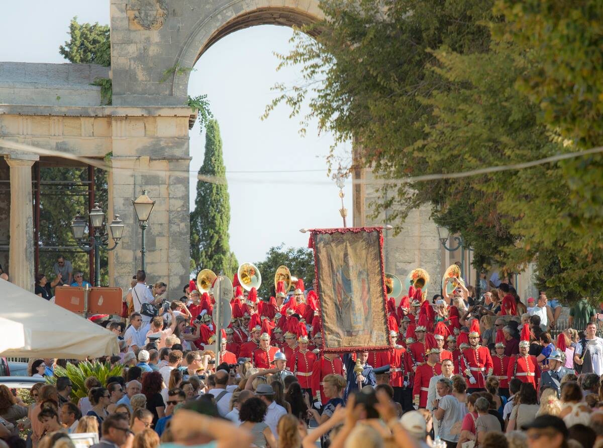 Крестный ход на Керкире 11 августа 2016 года. Можно листать