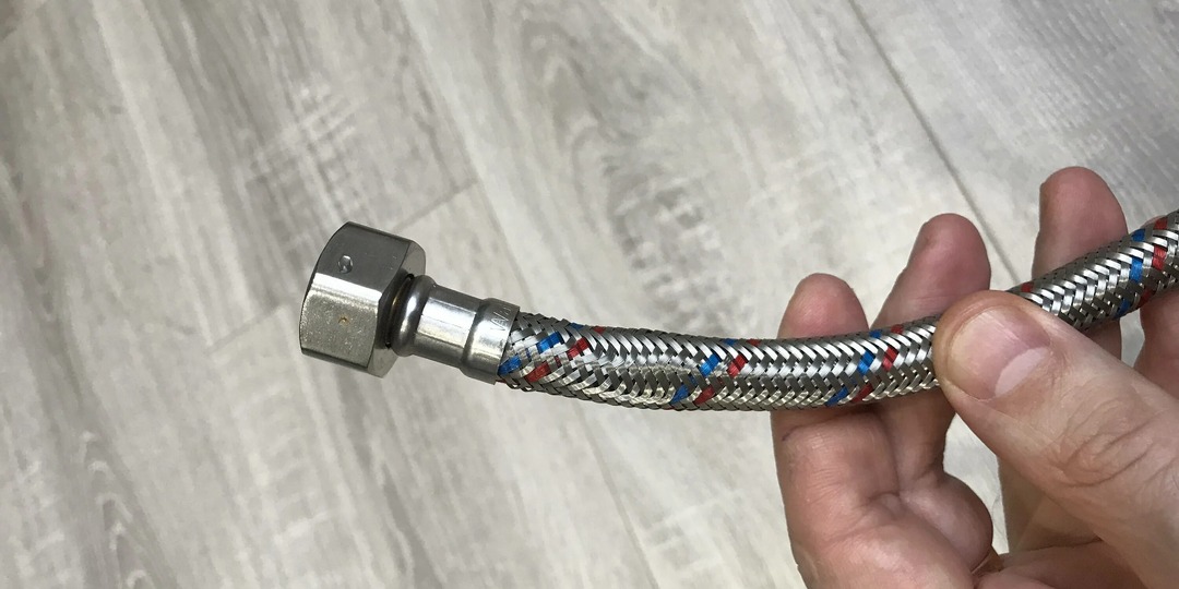 Как выбрать гибкую подводку в магазине, чтобы потом не заливало соседей: советы, которые сэкономят деньги и нервы