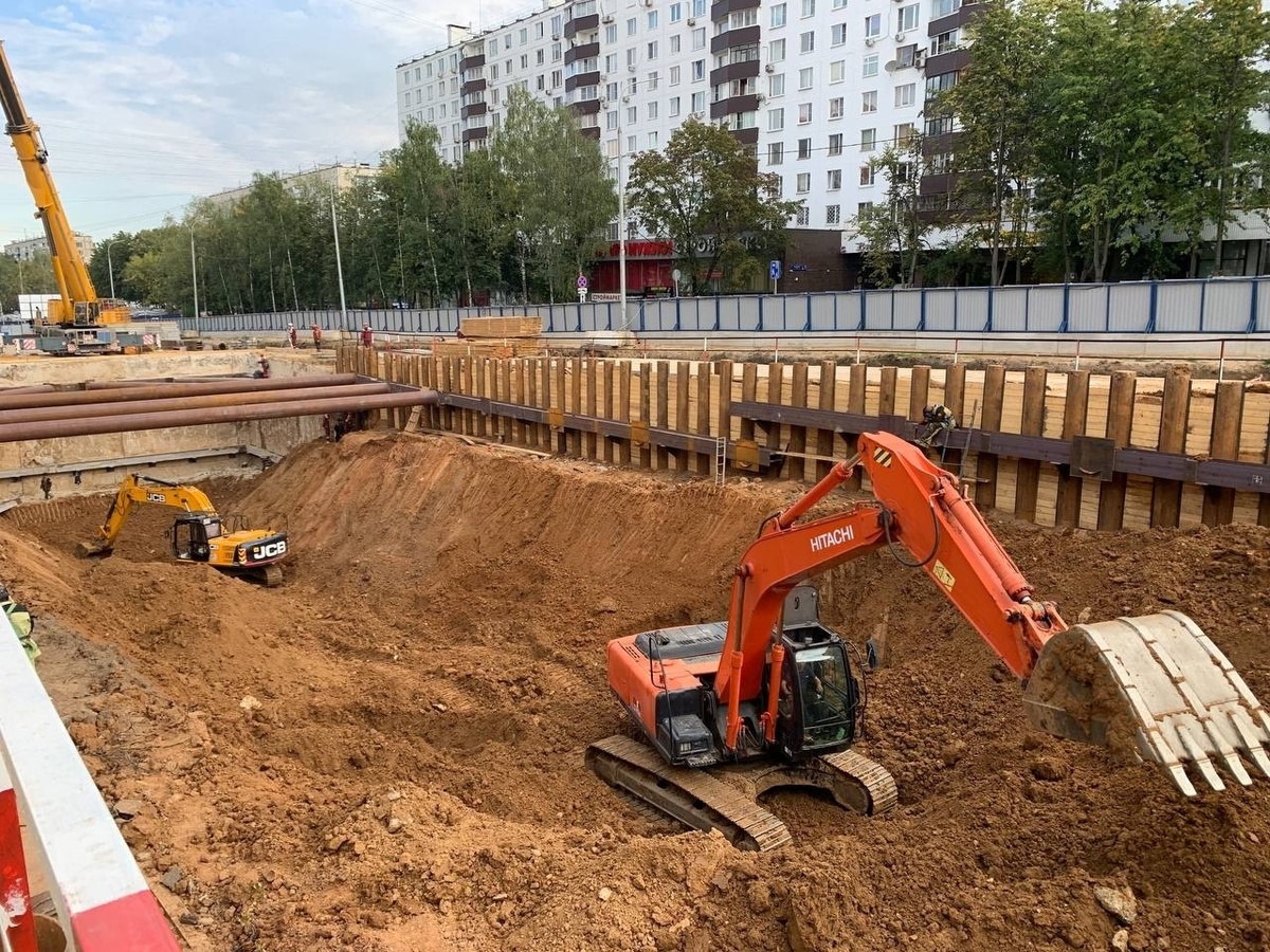 📷 1.1: Раскрытие котлована стартовой камеры у «Щёлковской» на Уральской улице.
