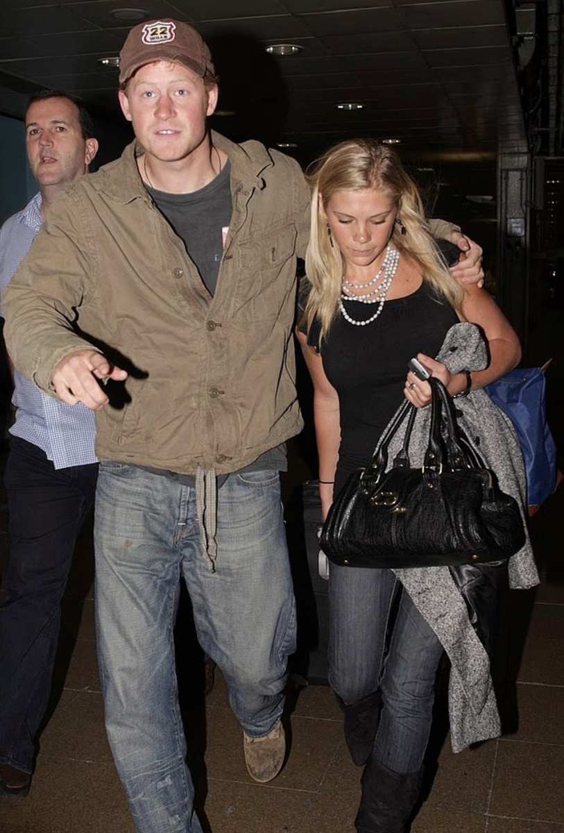 Принц Гарри и его тогдашняя девушка Челси Дэви после вечеринки. Принц выработал образ тусовщика, который стал его визитной карточкой в ​​2000-х.