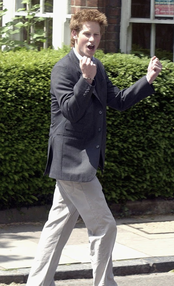 Принц Гарри сжимает кулак, покидая Итонский колледж 12 июня 2003 года. Он окончил школу с оценками «хорошо» по искусству и «плохо» по географии.