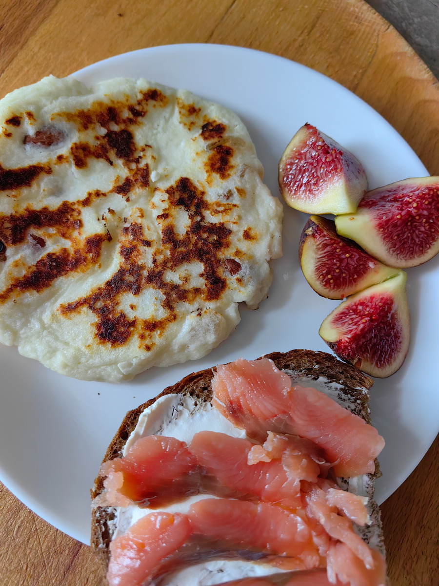 Сверху на сырник добавила мед.