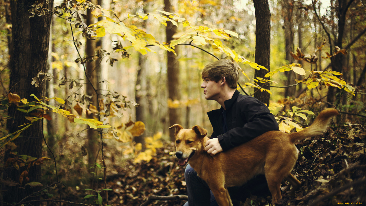 парень с псом в лесу