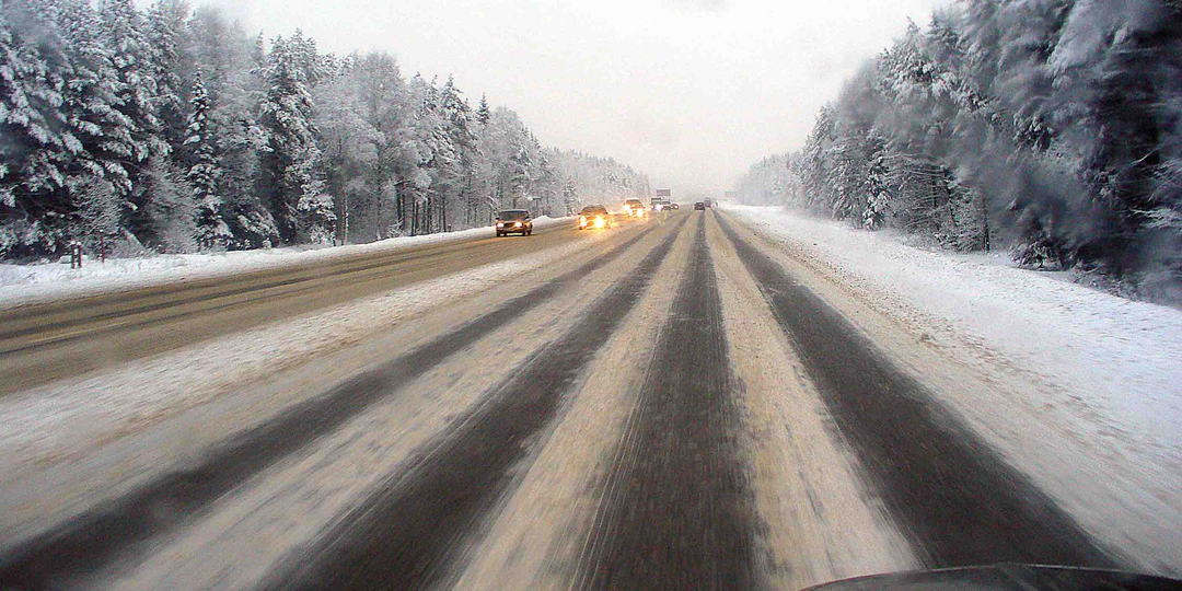 Сплошная под снегом: Можно ли ее пересекать без штрафа? Юрист дает четкий ответ
