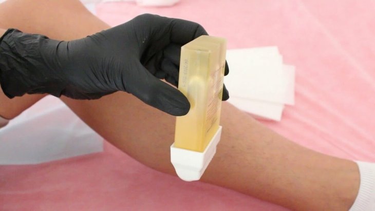 Теплый воск продается в специальных банках или кассетах. В них встроен термостат, который позволяет прогреть воск только до необходимой температуры. Следовательно, исключается возможность ожога или возгорания воска. Расплавленный теплый воск наносится на кожу, затем удаляется с помощью полосок из ткани или бумаги.

Еще один, «холодный» способ восковой эпиляции – с помощью бумажных полос, на которые уже нанесен воск. Такие полоски разогревают ладонями, наносят на кожу, а затем резким движением срывают полоску вместе с волосками. Кстати, чтобы эта процедура прошла успешно, срывать полоску надо в противоположном росту волос направлении.