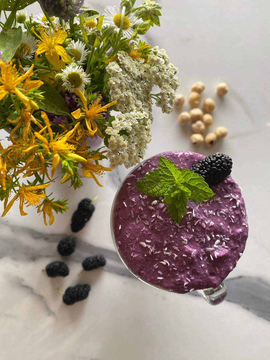 Ягодный десерт в стакане.