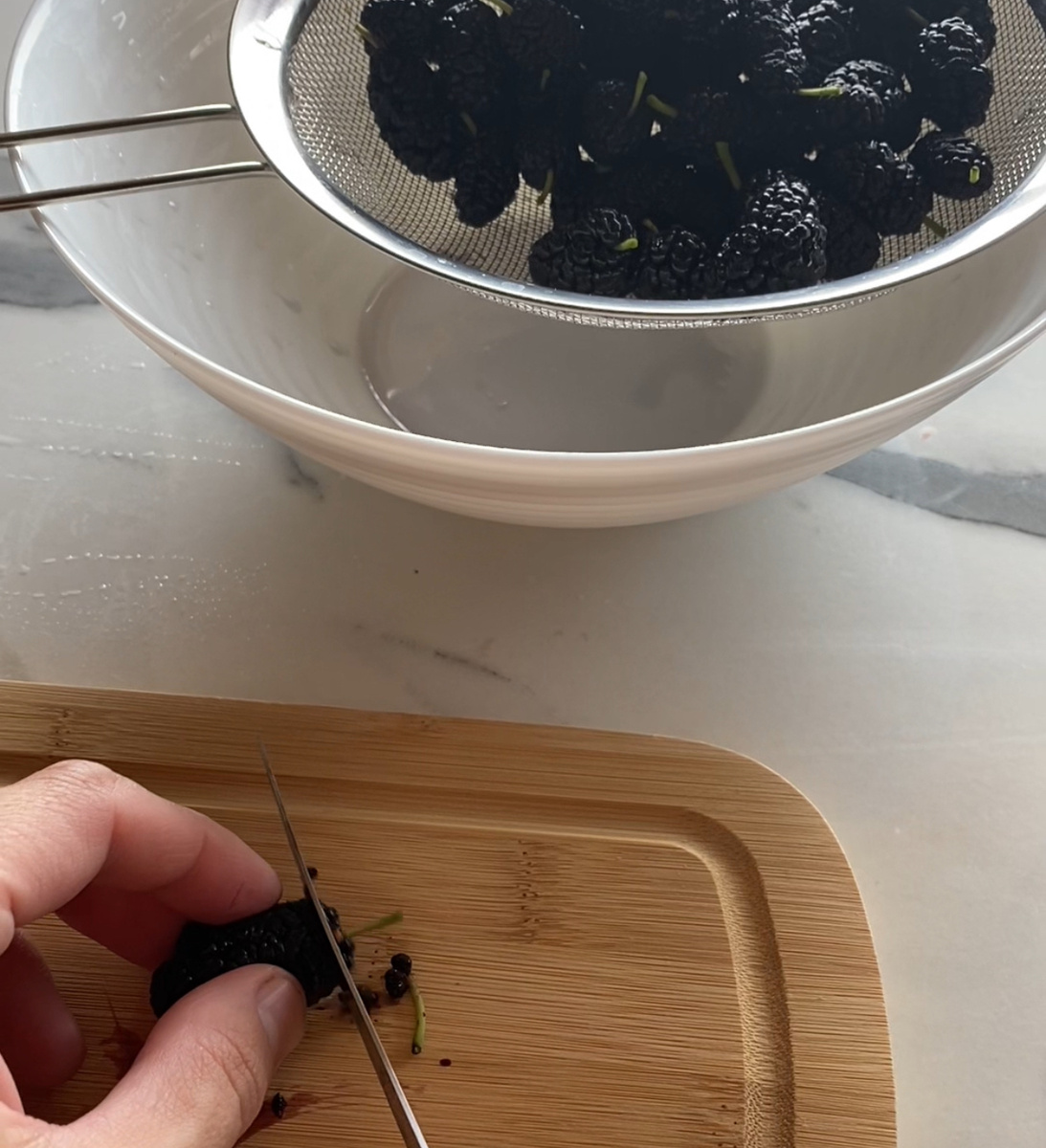 Отрезать стебельки с шелковицы.