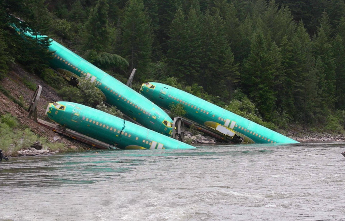 Выпавшие из поезда фюзеляжи Boeing 737 в штате Монтана. Кадр из репортажа Times of India от 3 июля 2014 года