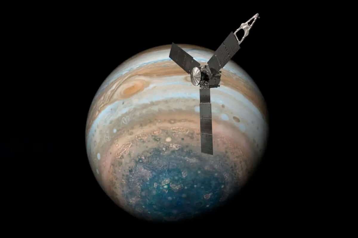    Изображение космического зонда «Юнона» над Южным полюсом Юпитера в представлении художника / © NASA, JPL-Caltech