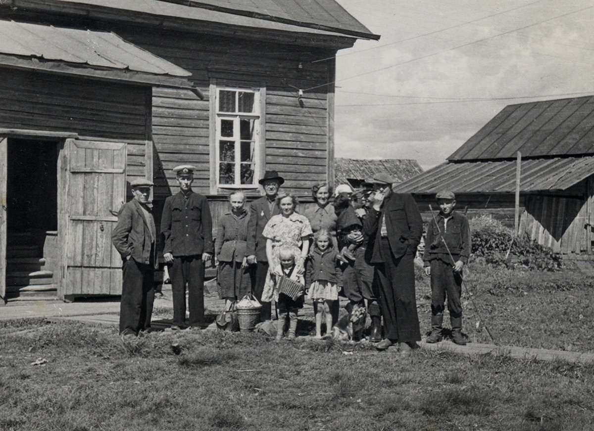 Жители села Крохино у дома на шлюзе. Галя Порошина (Галина Сергеевна Коварда) – маленькая девочка в центре рядом с матерью. Фото из архива Г. С. Коварды