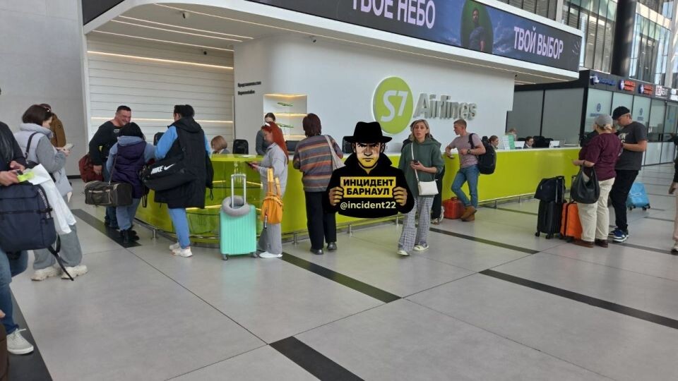    Пассажиры в новосибирском аэропорту Толмачево. Источник: "Инцидент Барнаул"
