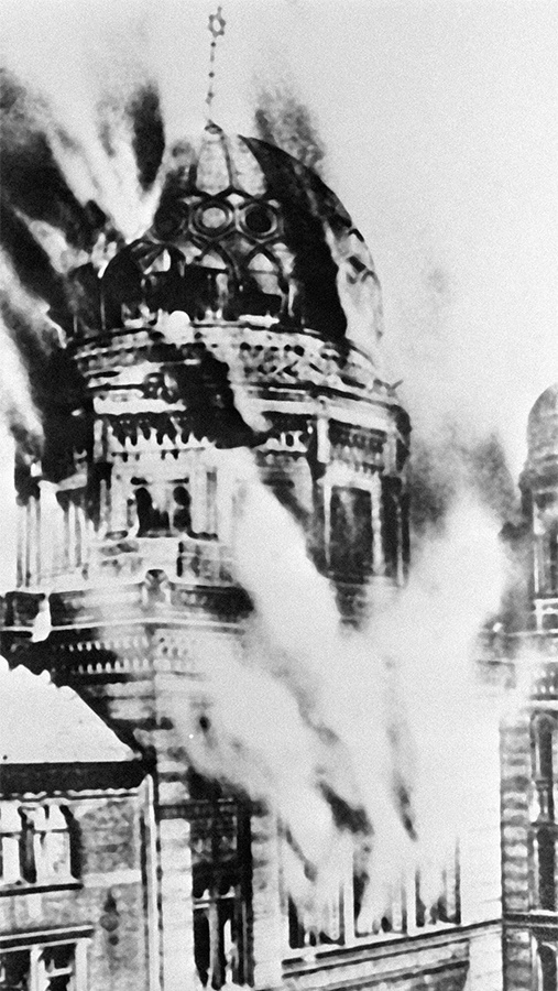 Пылающая синагога на Ораниенбургерштрассе, в Берлине. В десятках городов Германии были организованы еврейские погромы. Фото: РИА Новости