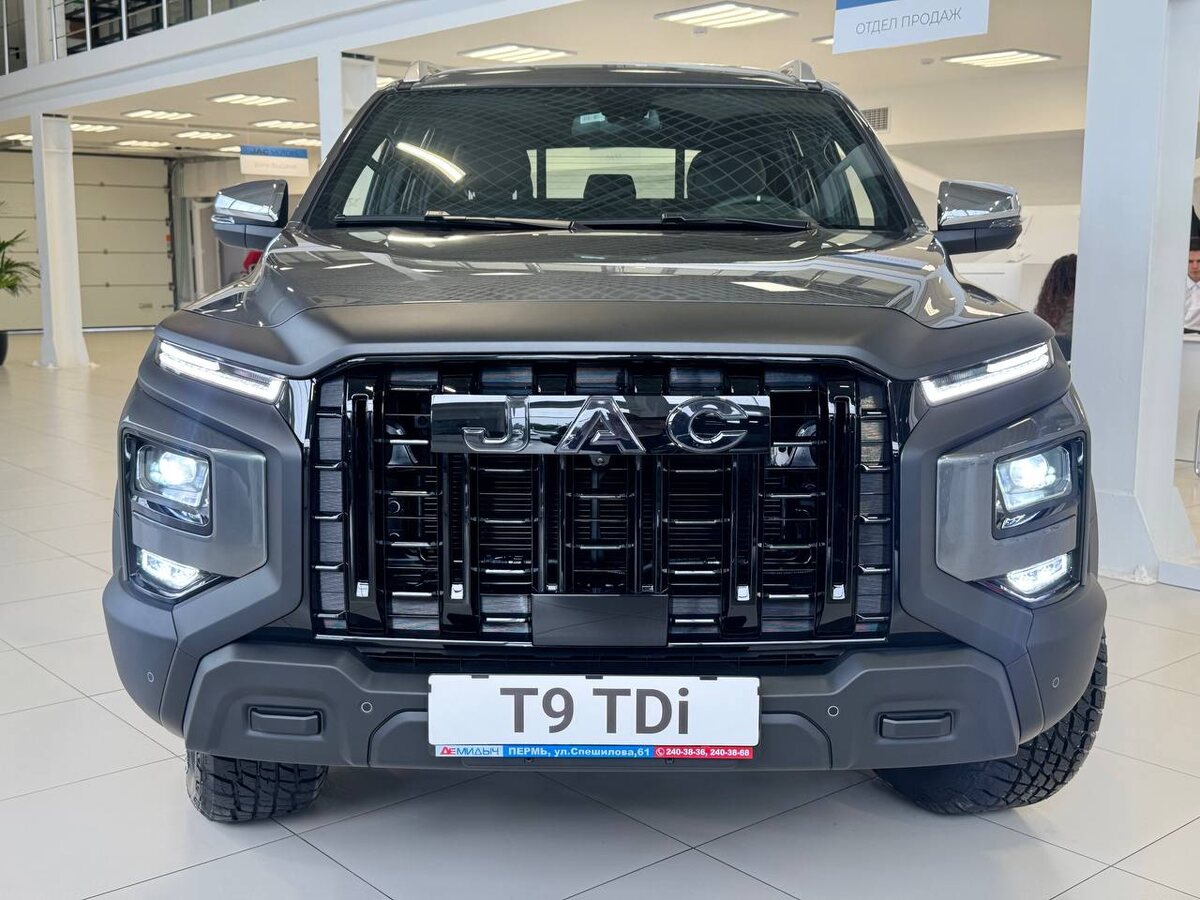 Важное преимущество JAC T9 - полностью светодиодная оптика. Пикап оснащен трёхуровневыми фарами головного света с дневными ходовыми огнями, противотуманными фарами, динамическимиповоротниками и функцией поворотного света «CornerLight».