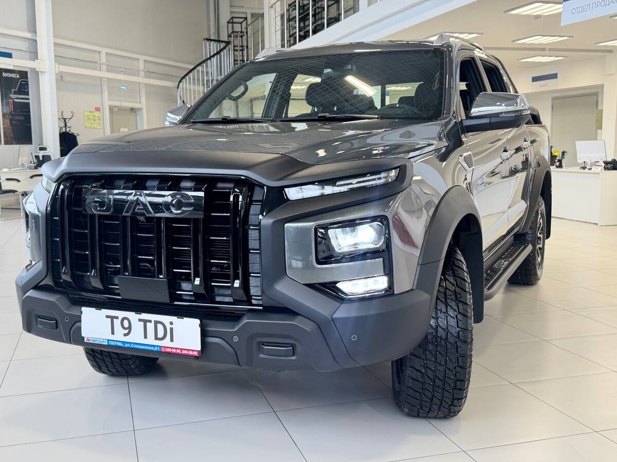 От бензиновой версии дизельный T9 легко отличить по решетке радиатора и логотипу JAC глубокого черного цвета (вместо хромированной решетки и красного лого).