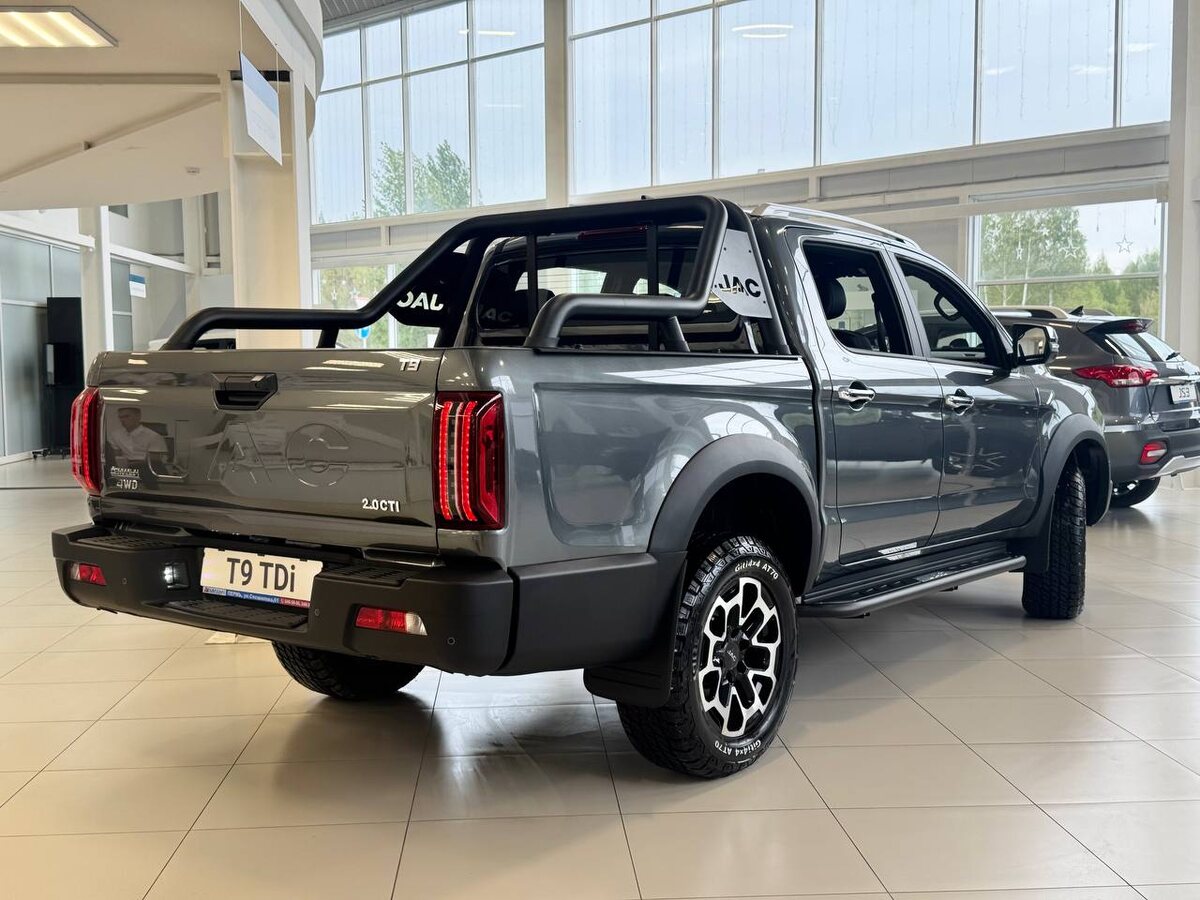 Массивные колесные арки, высокий клиренс и отделка экстерьера пластиковыми элементами - практичные решения для эксплуатации пикапа в любых условиях 