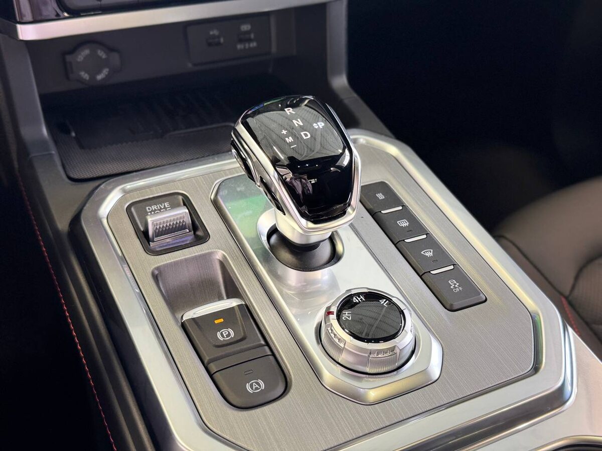 Стильный селектор переключения передач с возможностью ручного управдения, а режим парковка "P" включается одним нажатием. 