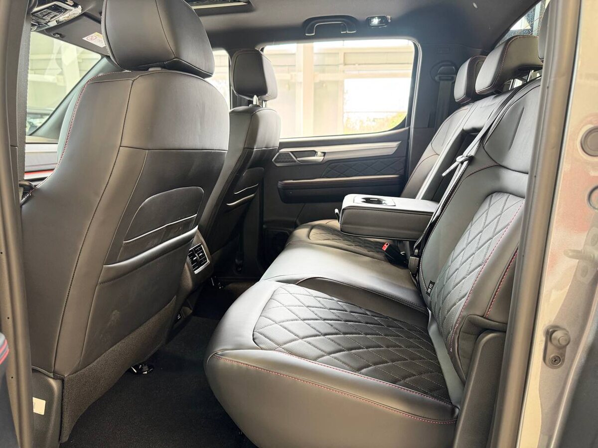 Второй ряд сидений для самых важных пассажиров - наших детей и родителей. Имеются дефлеторы воздуховодов, подлокотник, три подголовника, карманы в спинке переднего кресла для мелочей. 