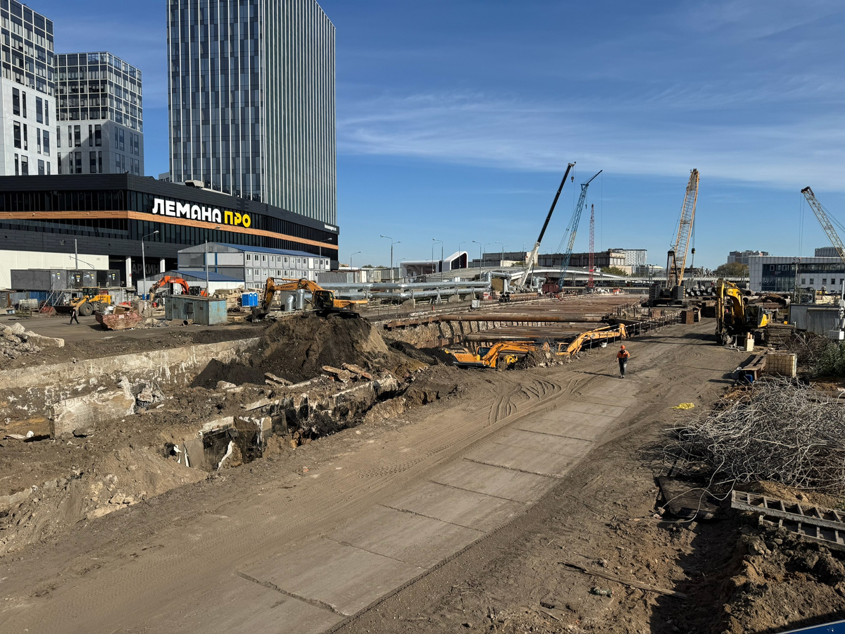 📷 1.1: Ведется раскрытие котлована в районе будущих камер съездов на служебно-соединительную ветвь.