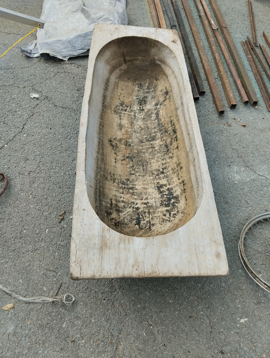 Фото автора. Вот оно, то самое деревянное корыто. Из пушкинской сказки о рыбаке и рыбке.