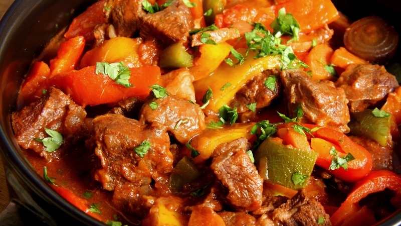 Свинина с овощами в томатном соусе