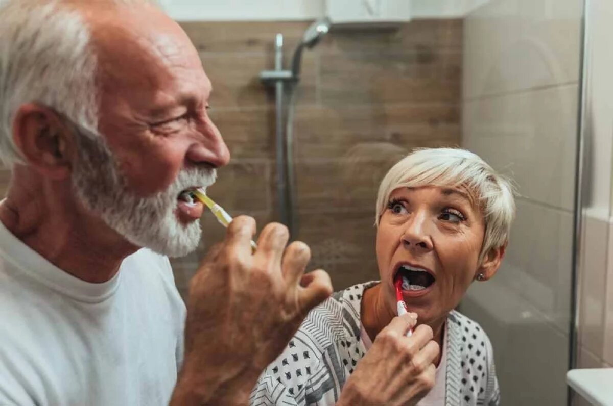    Агрессивная чистка жесткой щеткой травмирует десну, приводит к ее опущению и оголению корня.