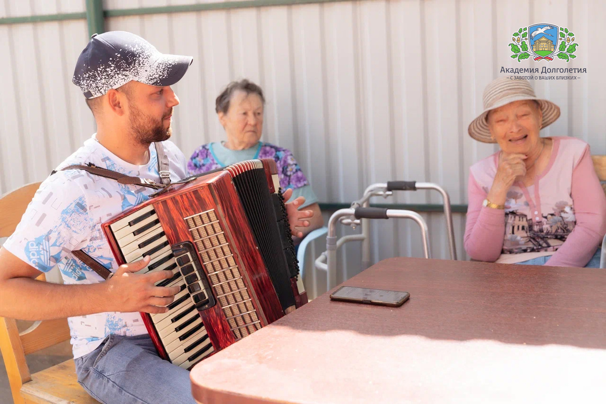 В нашей сети пансионатов "Академия Долголетия" все дружно отмечают праздники, проводят концерты и экскурсии