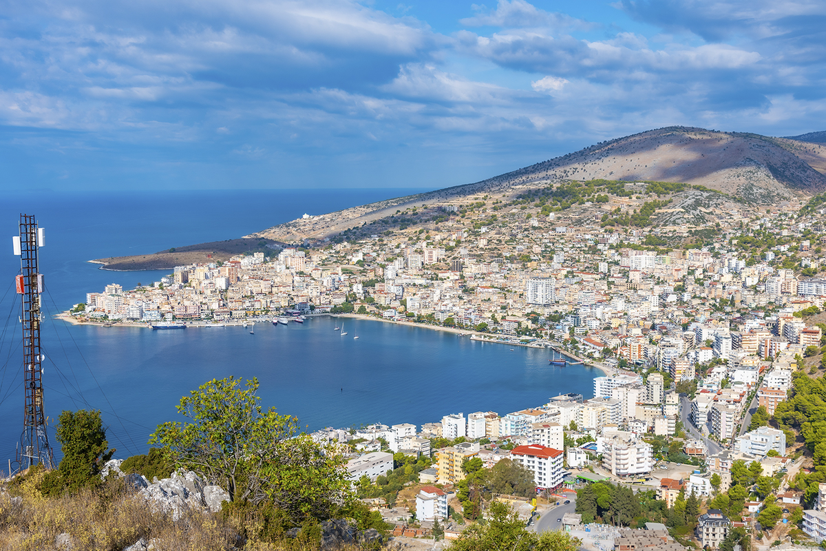 Вид на море и пляж Сарранда в Албании. https://tip-to-trip.com/albaniya/#&gid=1&pid=10